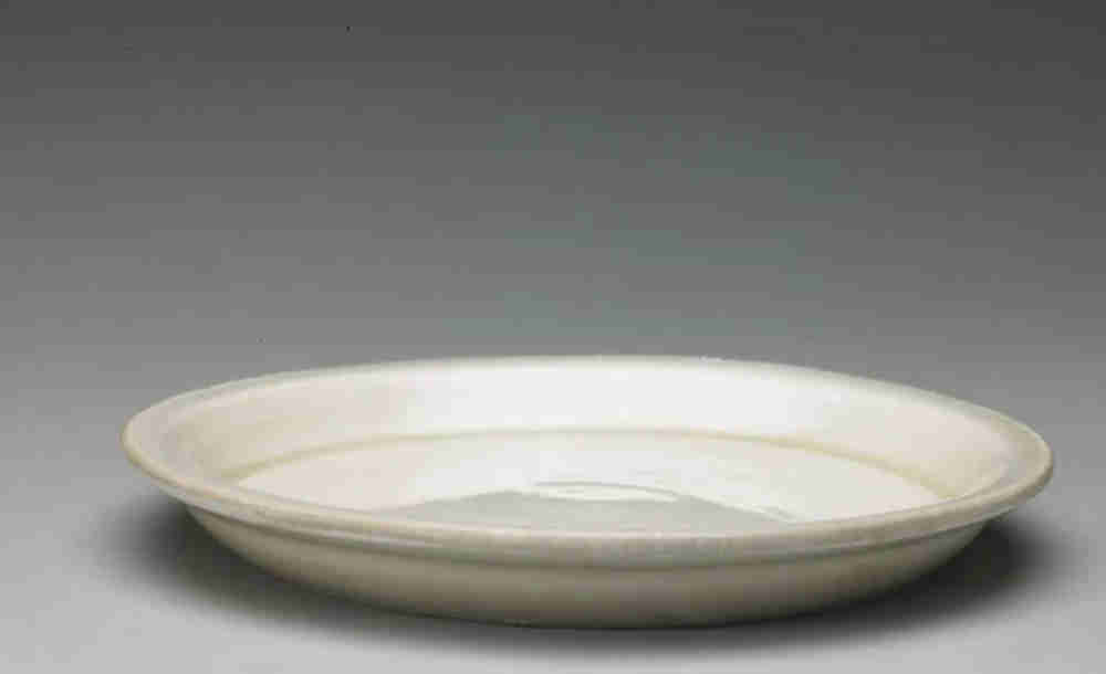 北宋時(shí)期定窯白釉描金折沿盤，展現(xiàn)了定窯高超的描金技術(shù).jpg