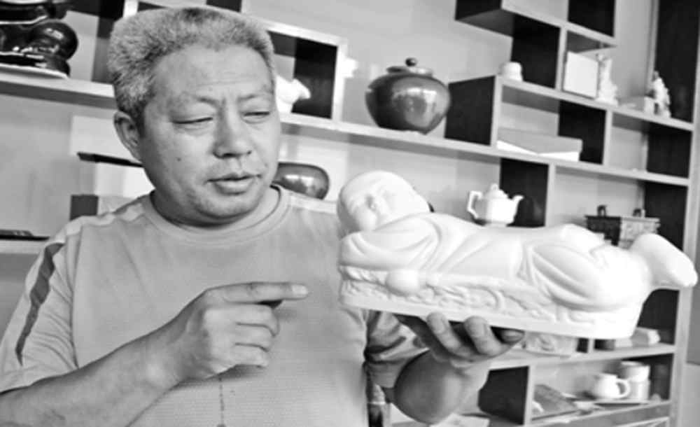 定窯傳承人劉軍民:秉承定窯古韻 堅守匠心(圖1) 定窯傳承人劉軍沒和他燒制的孩兒枕.jpg