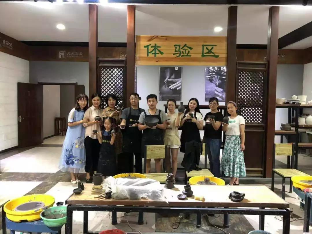 旋轉(zhuǎn)的藝術(shù)——大宋定窯傳統(tǒng)拉坯體驗(yàn)活動(圖4) 旋轉(zhuǎn)的藝術(shù)——大宋定窯傳統(tǒng)拉坯體驗(yàn)活動(圖4)