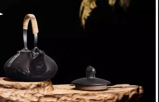 粗瓷茶具-精美的黃山提梁壺，你茶席上的首選壺