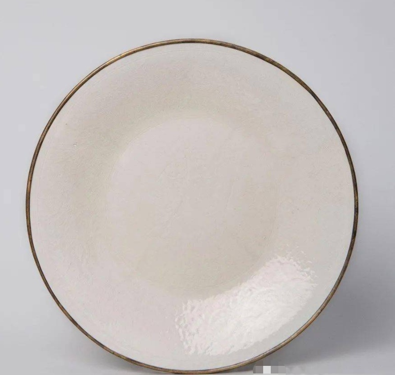 雍正時(shí)期仿定窯之作，與臺(tái)北故宮收藏的宋代定窯白釉雙魚盤十分相似