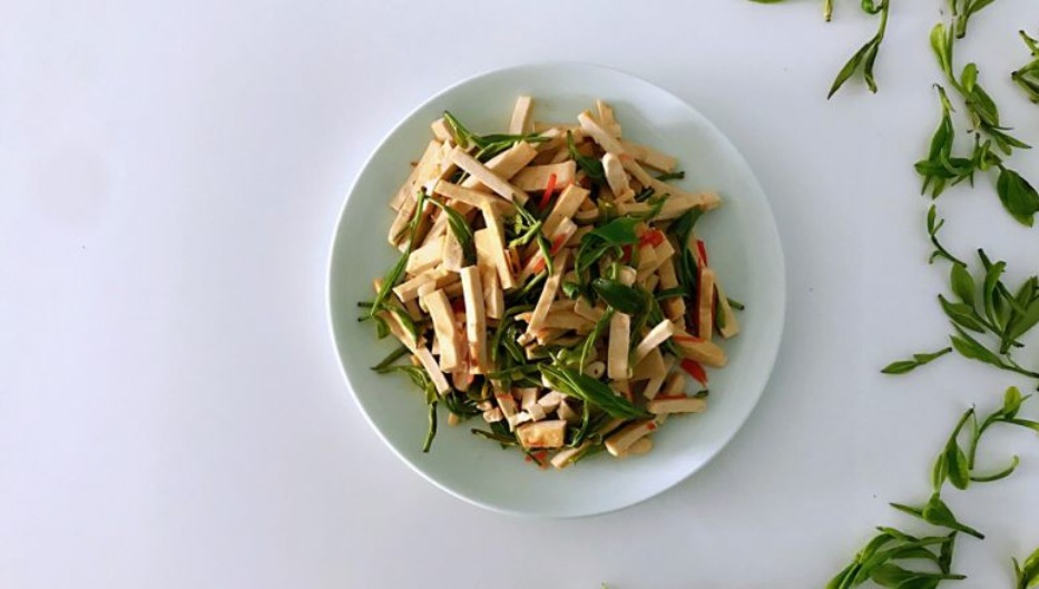 菜內(nèi)加入新鮮茶葉，春天里最清新淡雅的味道