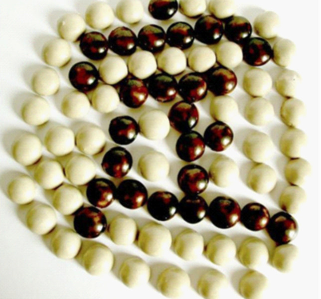 唐代定窯圍棋，其中黑棋子為黑定雛形