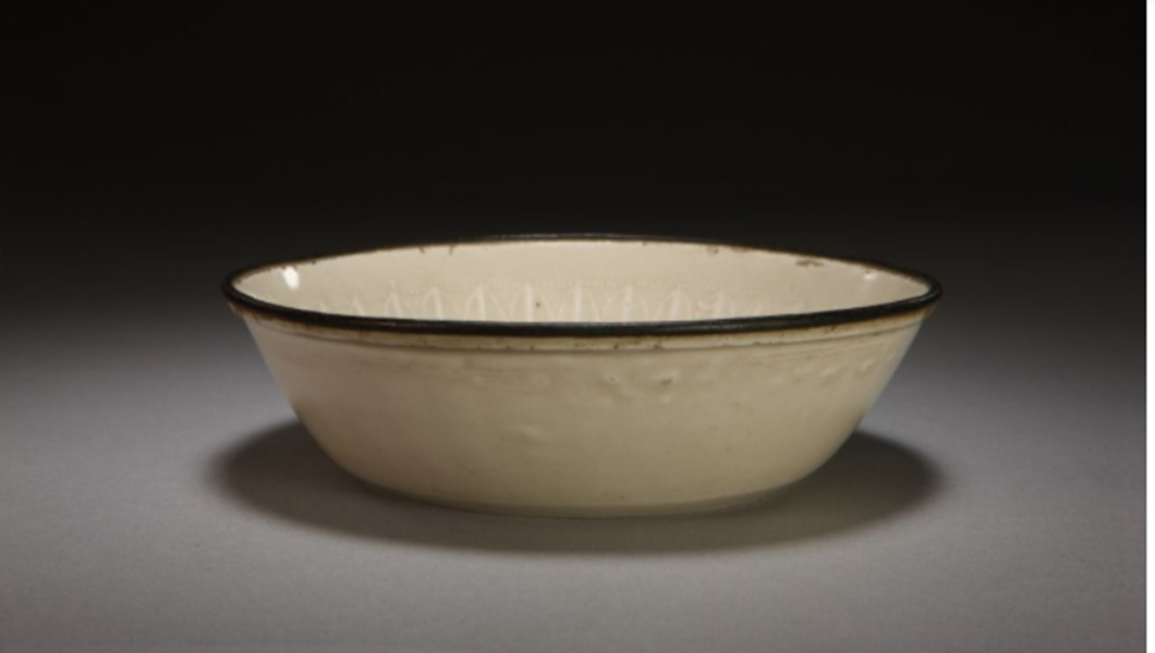 定窯白釉印花蟠螭花卉蓮瓣紋洗，運用了刻花、印花的裝飾手法