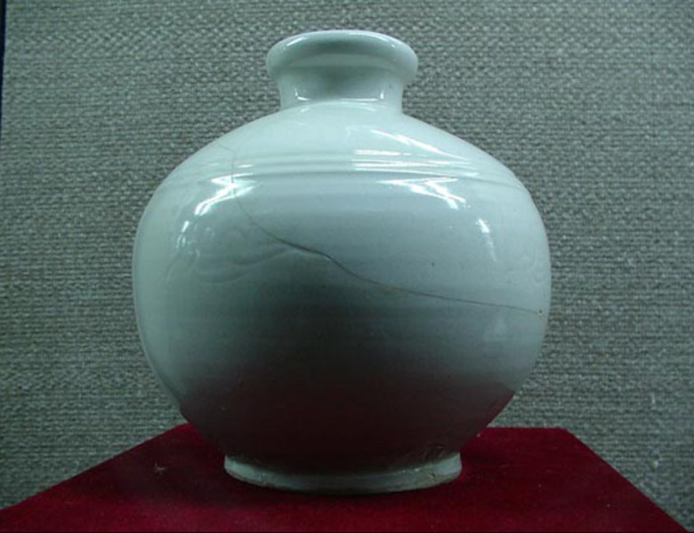 收藏于定州博物館的白釉劃花朵云紋球形瓶，瓶身上有明顯修復(fù)的痕跡