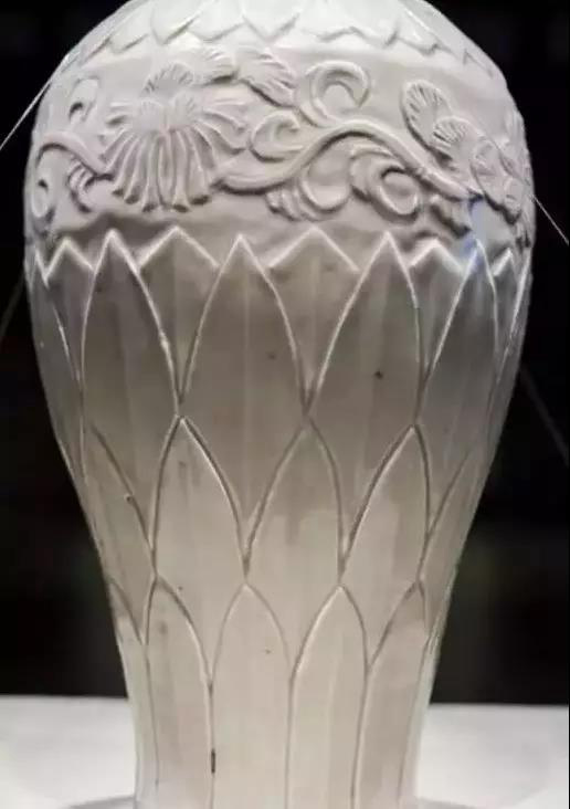 定窯白釉刻花龍首大凈瓶局部，集定窯藝術(shù)于一身